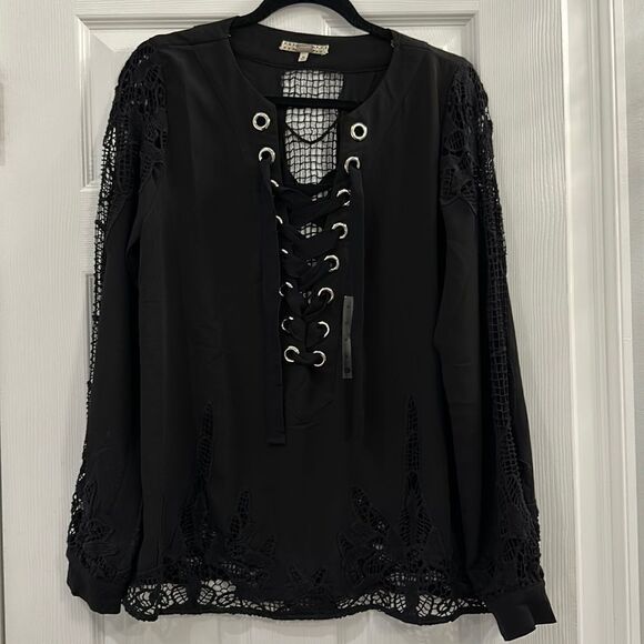 gimmicks by BKE Tops - Beautiful black top ! GIMMICKS BY BUCKLE SIZE MEDIUM